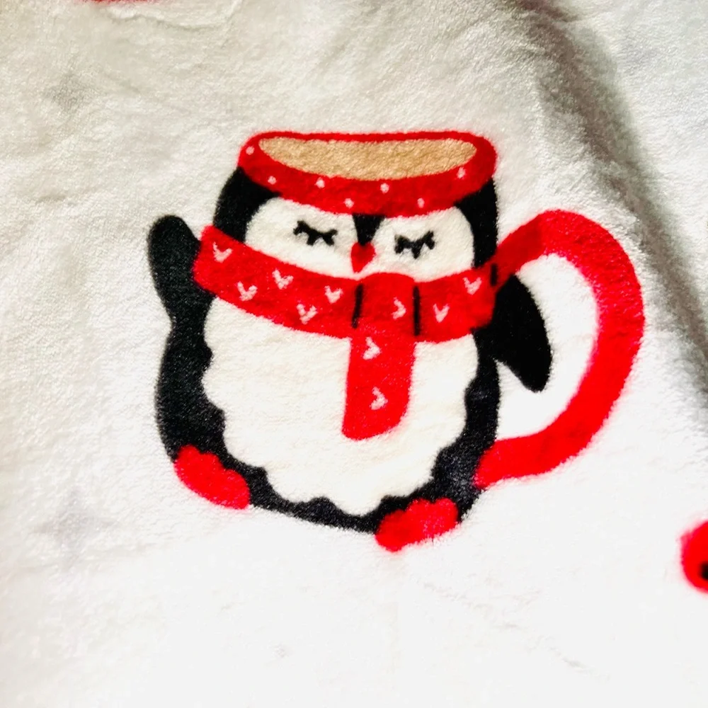 Christmas Festive Coffee Mugs Oversized Plush Throw Blanket Santa Penguin Tree